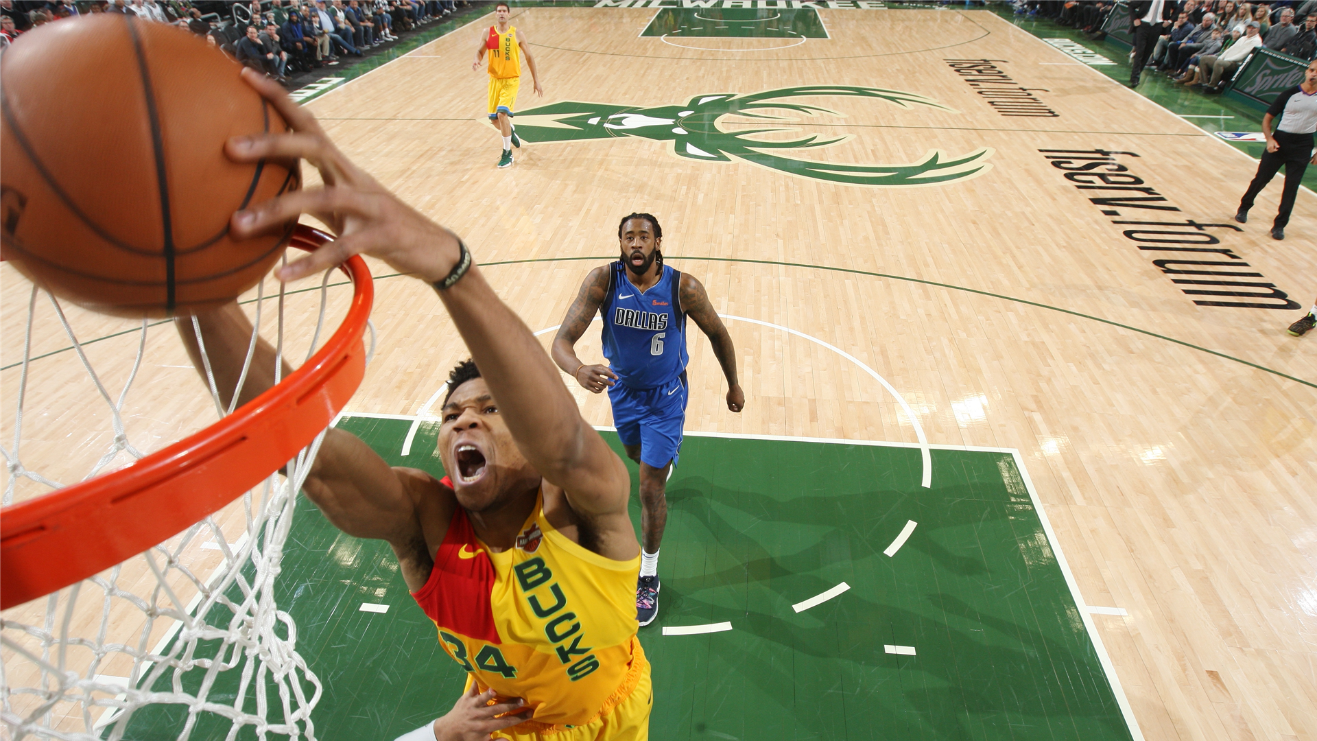 Giannis Antetokounmpo dunks on the Mavericks on January 21