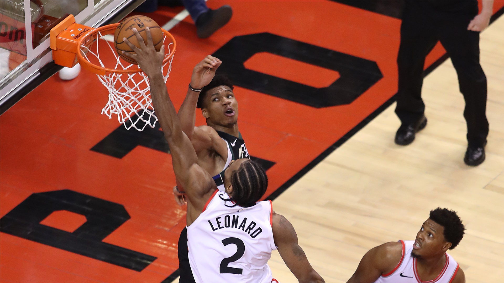 Kawhi Leonard dunks over Giannis Antetokounmpo