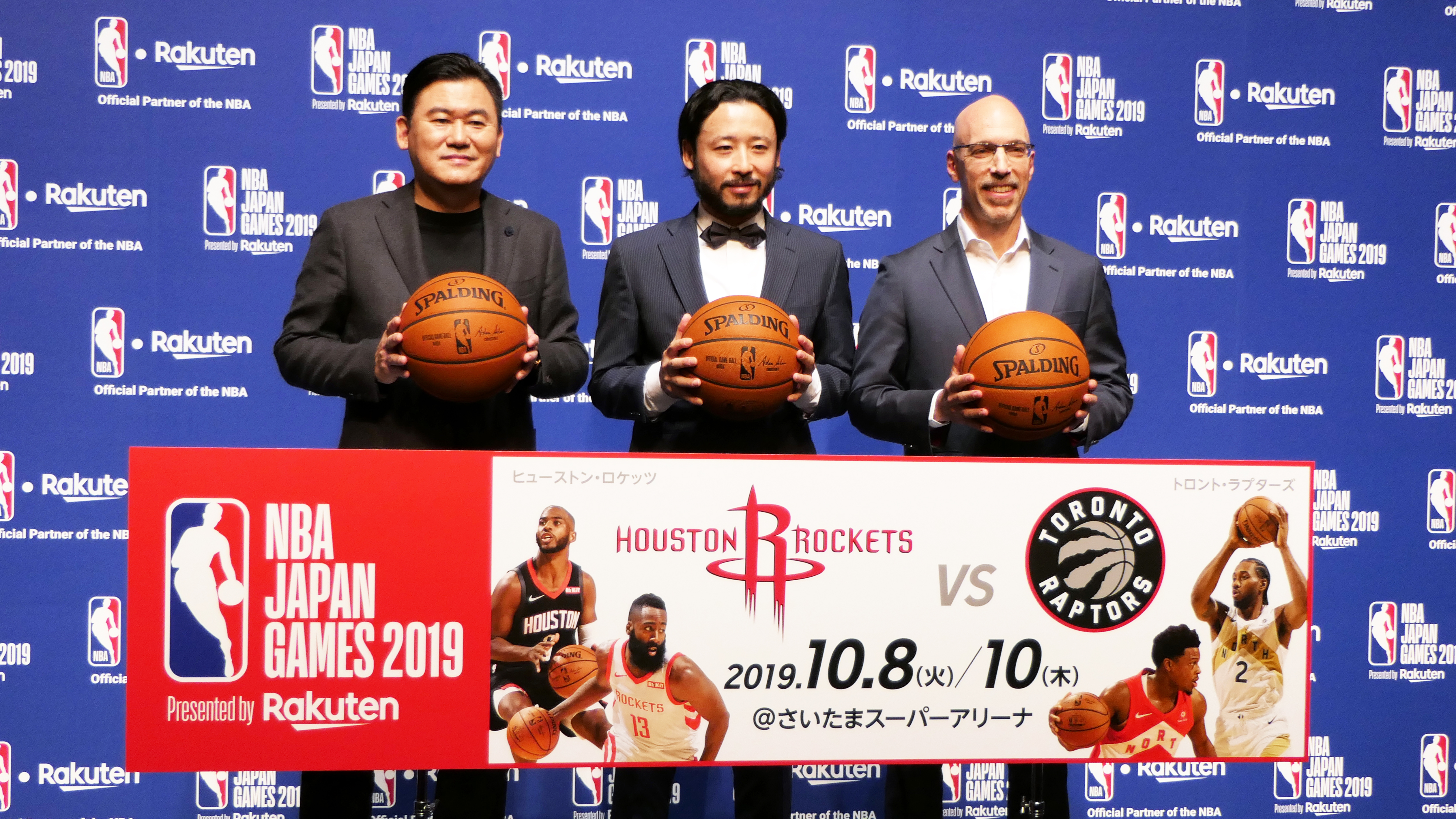 左から、楽天の三木谷浩史社長、田臥勇太、NBAアジアのスコット・リヴィーMD（マネージング・ディレクター）