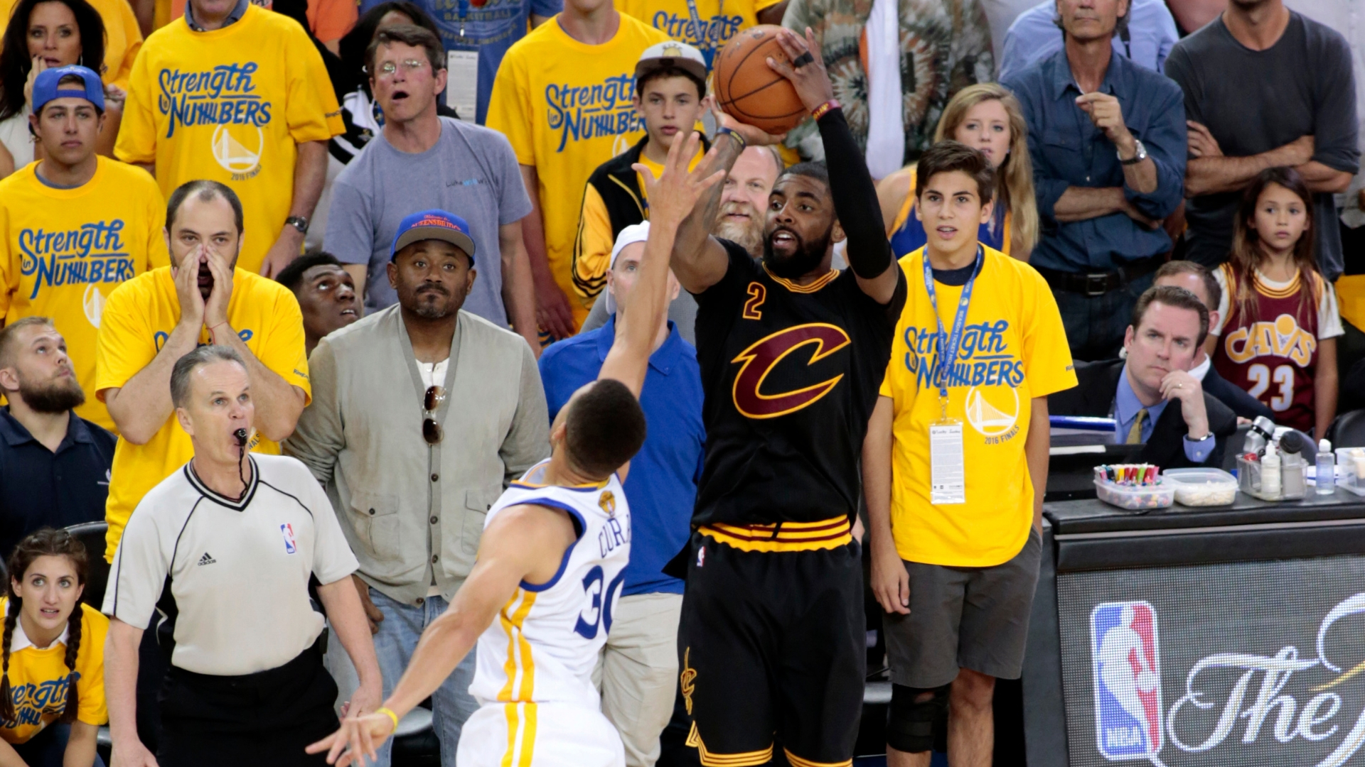 Irving lanza ante Curry el triple de las Finales 2016