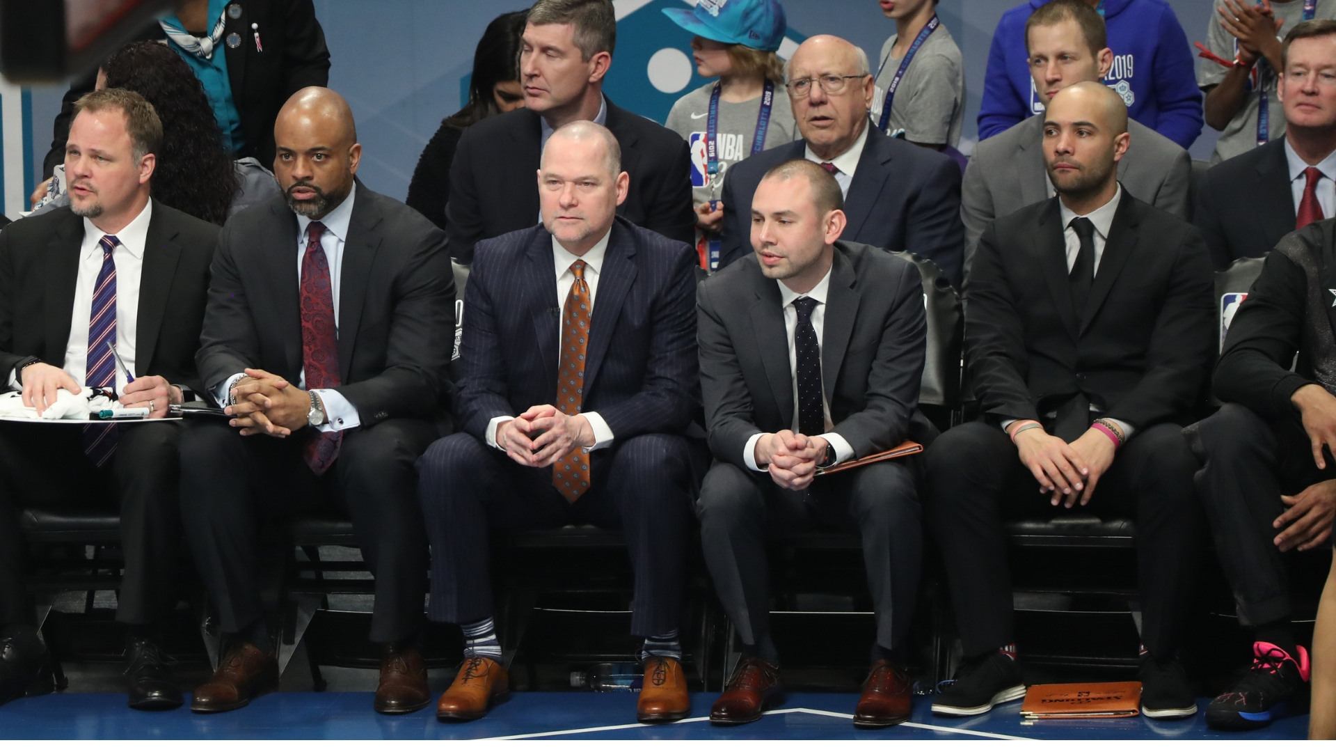 Jordi Fernández, en el All-Star, con el cuerpo técnico de Mike Malone