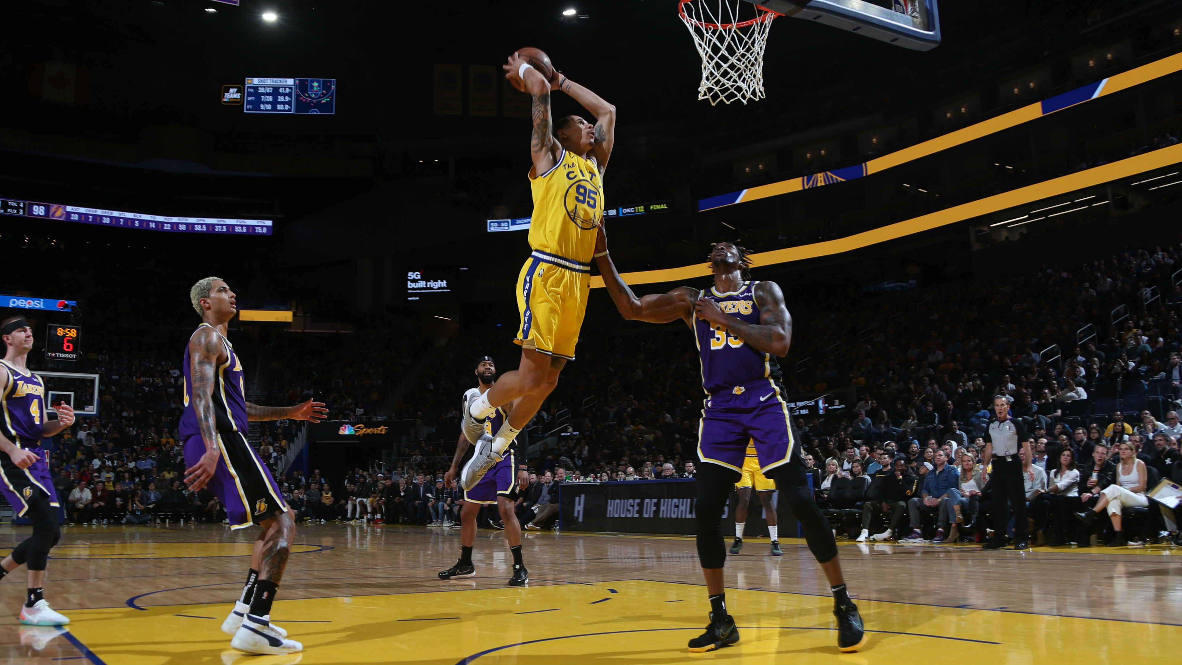 Juan Toscano clavando el balón ante los Lakers