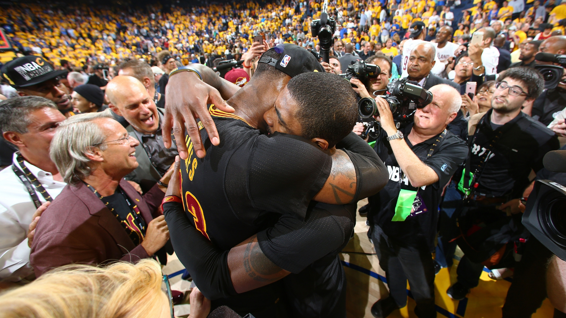 LeBron James abraza a Kyrie Irving