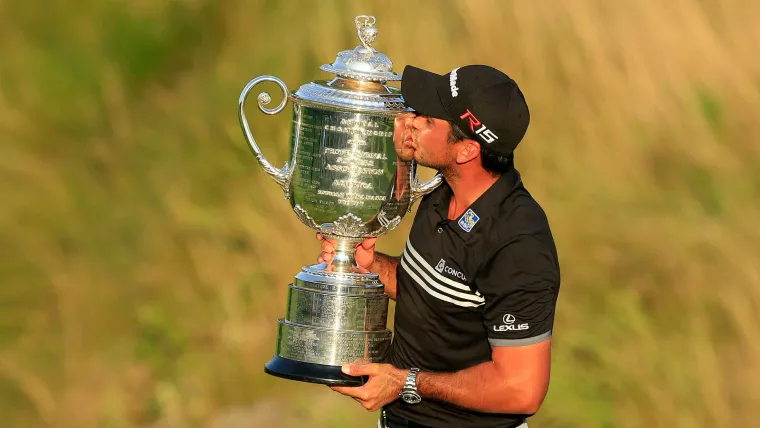 Jason Day kisses the Wanamaker Trophy