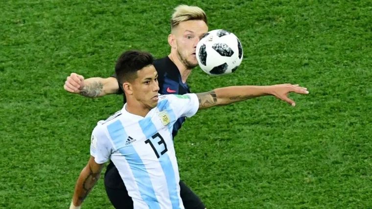 Maximiliano Meza ante Ivan Rakitic en el Argentina vs Croacia del Mundial de Rusia 2018.