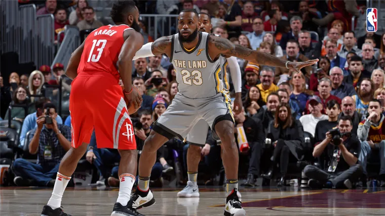 James Harden y LeBron James se enfrentan