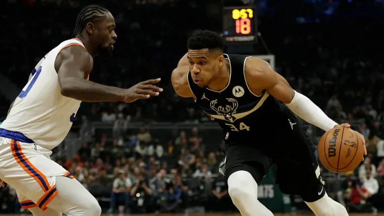 Julius-Randle-Giannis-Antetokounmpo-01272022-NBAE-Getty-FTR