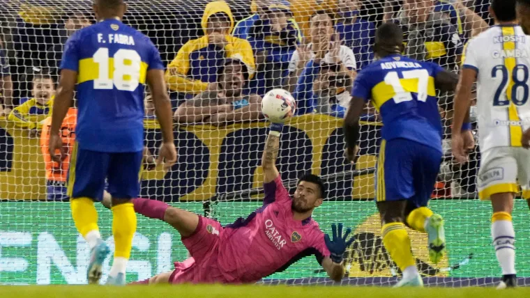 Agustín Rossi tapa el penal de Vecchio.