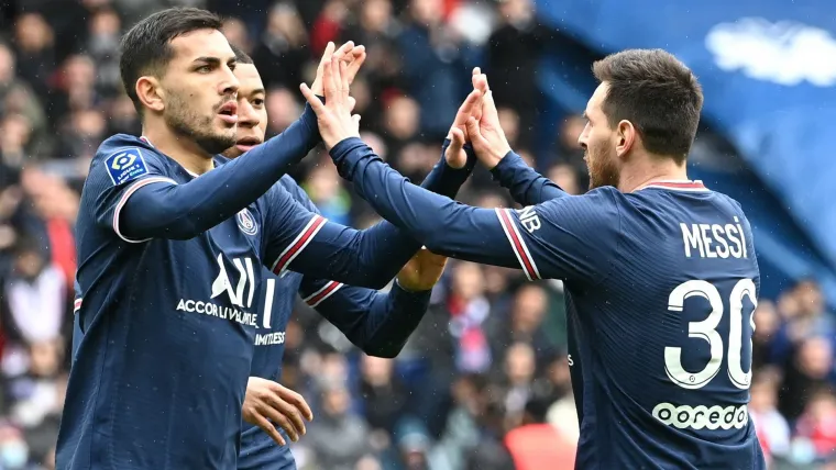 Leandro Paredes y Lionel Messi, en el triunfo del PSG.