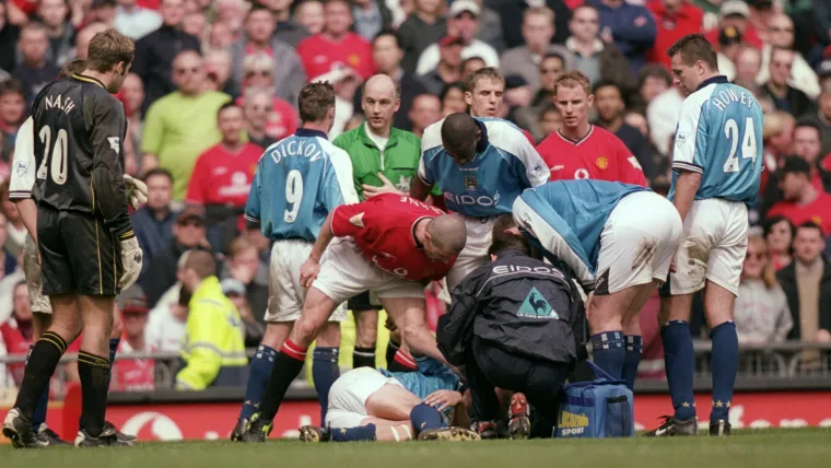 Roy Keane abuses Alf-Inge Haaland after being sent off