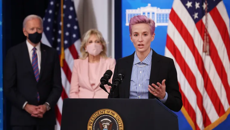 Megan Rapinoe of the USWNT at the White House with U.S. President Joe Biden