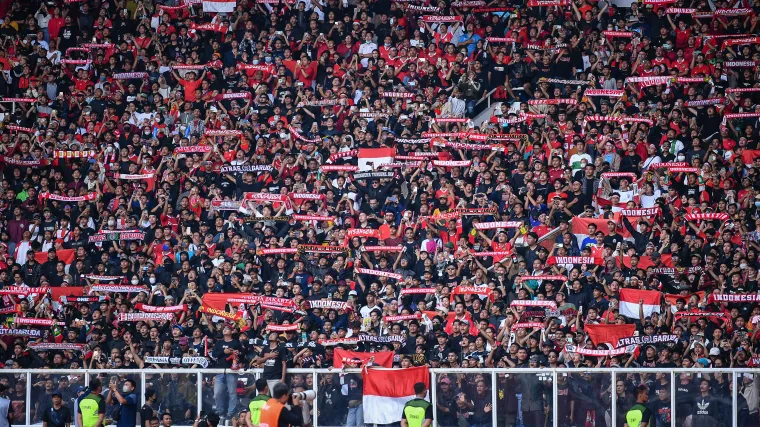 Indonesia fans bung karno stadium aff cup 010423