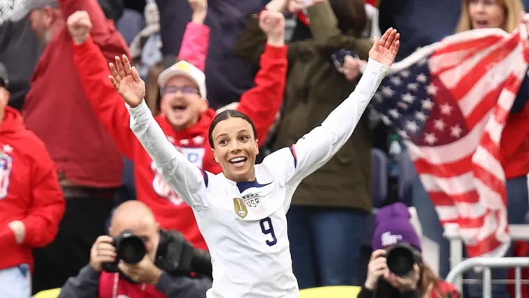 Mallory Swanson of USWNT vs Japan