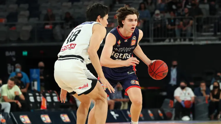 Yudai Baba Melbourne United D against Josh Giddey