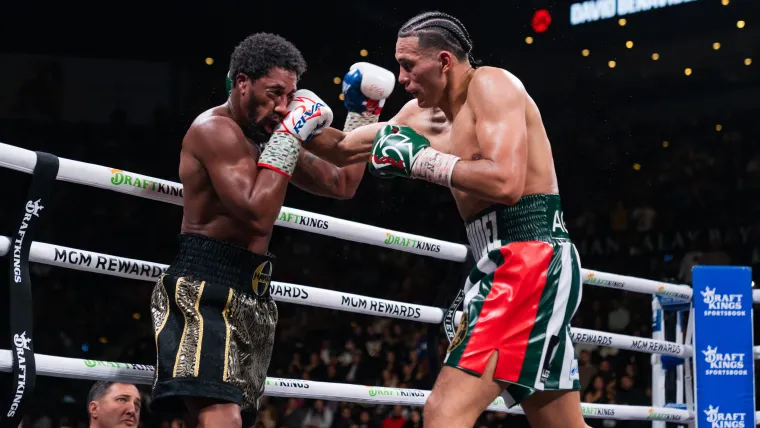 David Benavidez blasts Demetrius Andrade with a right