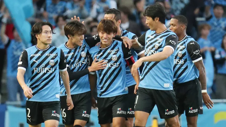 Kawasaki Frontale 100823 準決勝・川崎フロンターレ－アビスパ福岡。後半、ゴールを決めて祝福される川崎の橘田健人