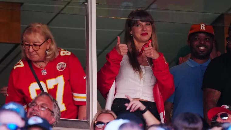 Donna Kelce, Taylor Swift